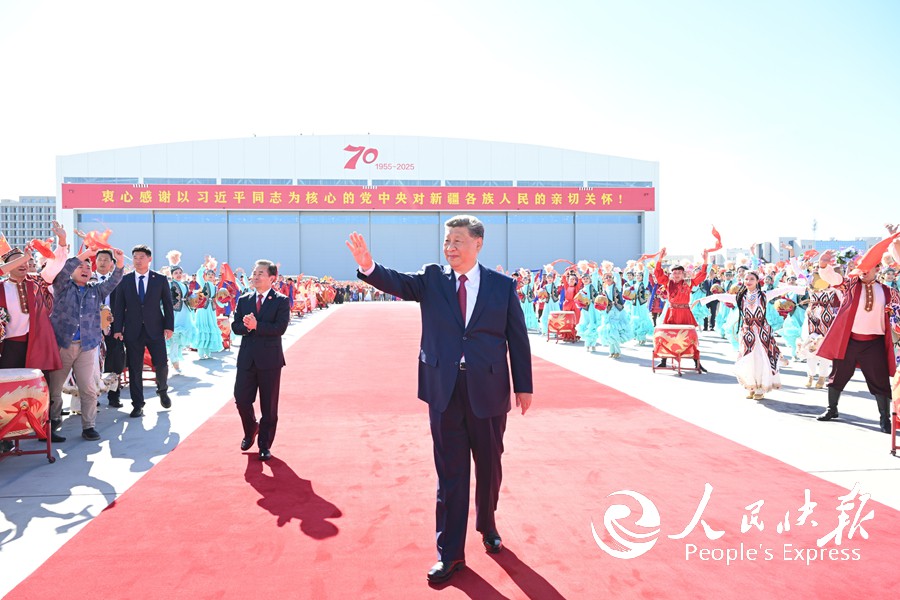 习近平在出席新疆维吾尔自治区成立70···