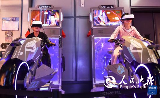 10月4日，在河南省洛阳市涧西区未来城科幻乐园内，孩子们在体验VR虚拟技术沉浸式场景。     新华社发（黄政伟摄）