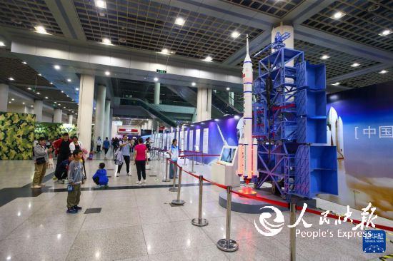 10月3日，在山东济南市舜耕国际会展中心，市民在参观航空航天科普展。     新华社发（郝鑫城摄）