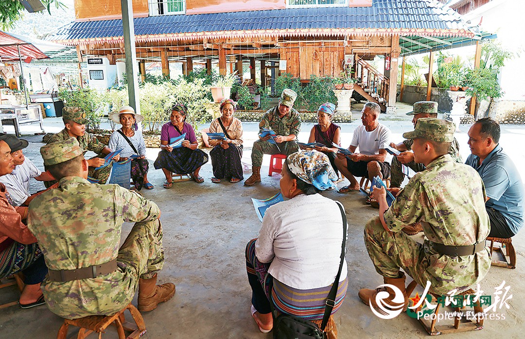 南部战区陆军某旅官兵走进边境村寨,向当地群众宣讲国防政策法规。朱 俊摄