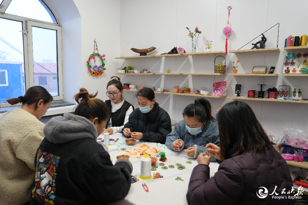 查哈阳农场：“指尖经济”描绘增收致富···