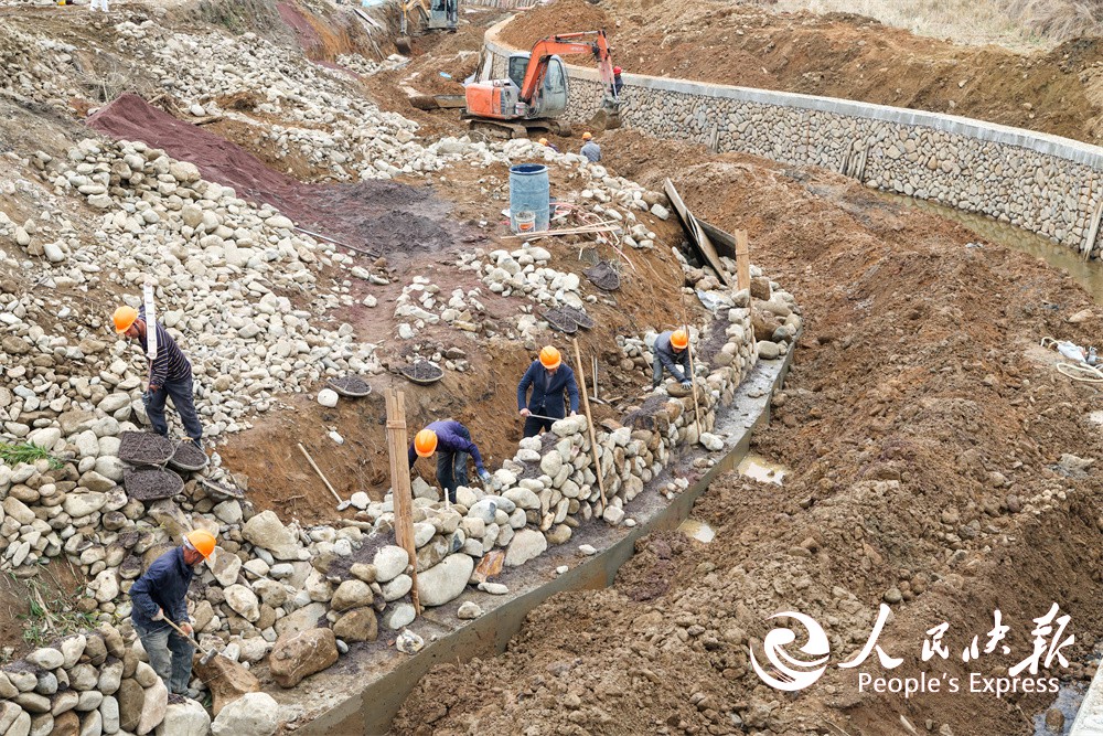 福建武夷山：上梅乡冬修水利建设如火如···