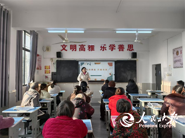 冬日暖聚话成长 家校同心育花开——开···