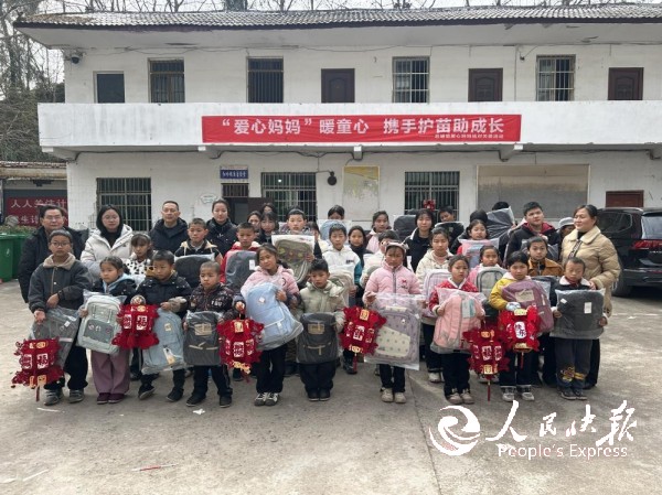 爱心妈妈暖相伴 护航童心助成长