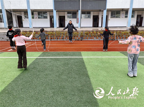 开江县新街小学践行“健康第一”， 校···