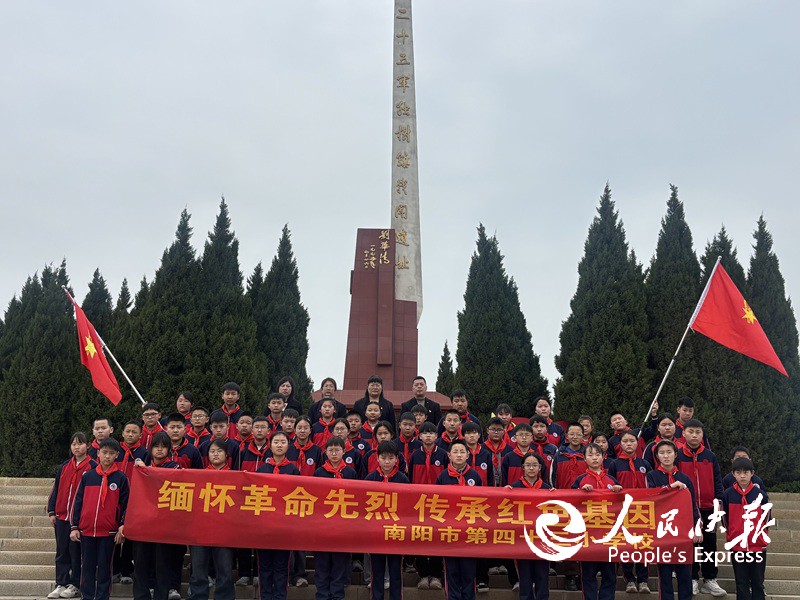 河南南阳43小学开展“清明祭英烈”活···