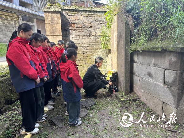 开江县回龙镇天师中心小学开展清明祭扫···