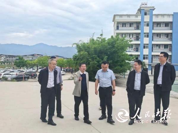 达州市教育局副局长许正彩莅临开江县第···