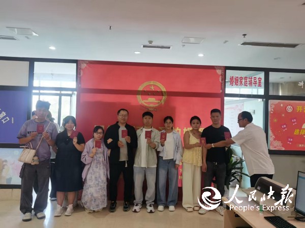 开江县民政局婚姻登记处暖心护航“52···