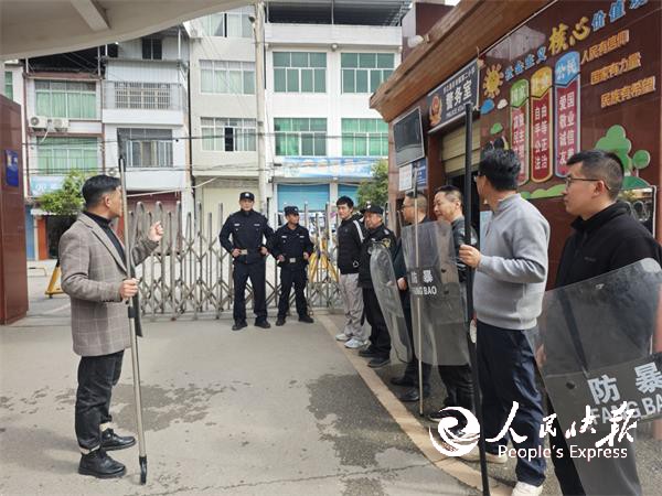 强化反恐防暴能力，筑牢校园安全防线—···